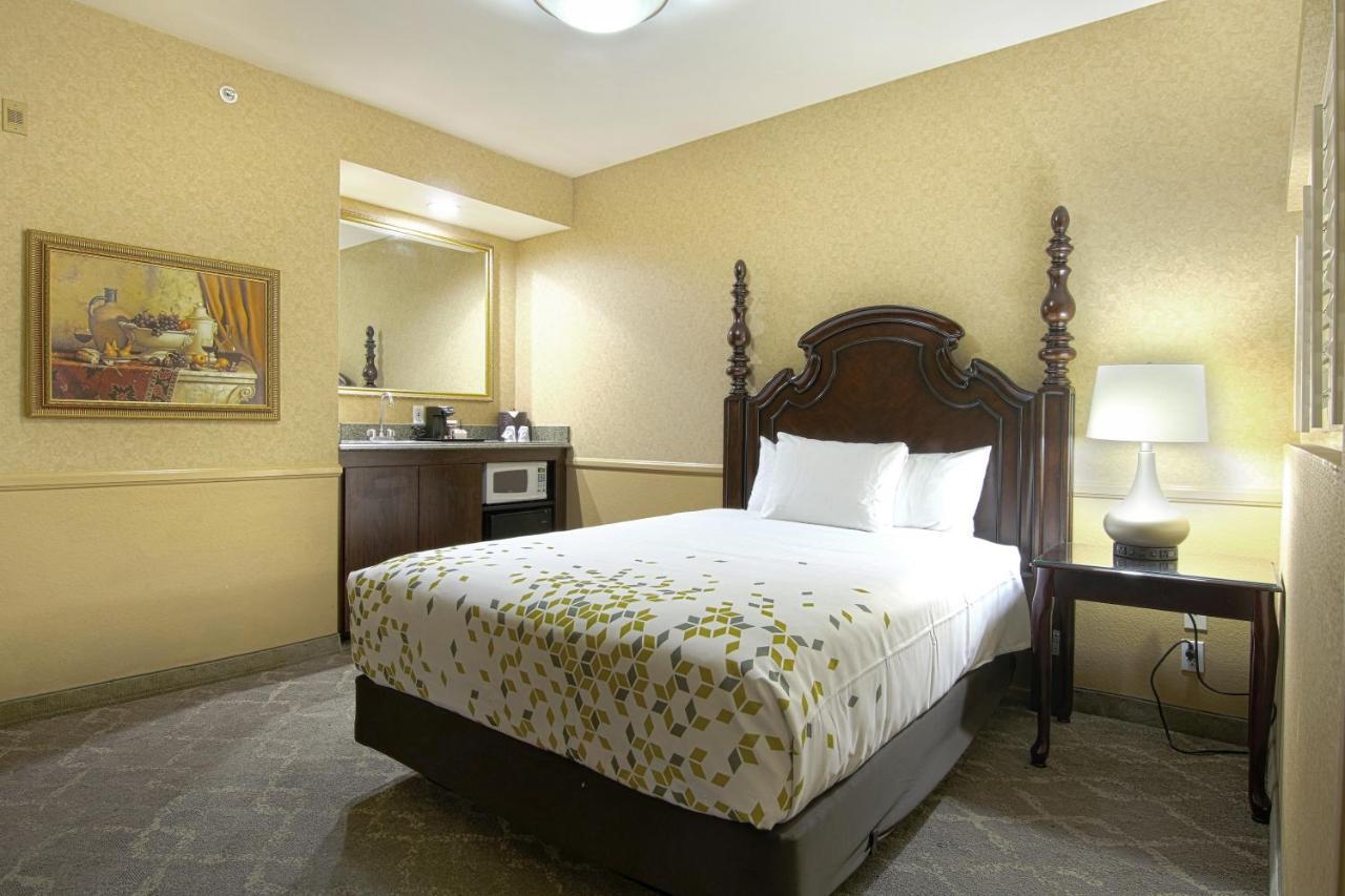 Room with Two Queen Beds - Non-Smoking